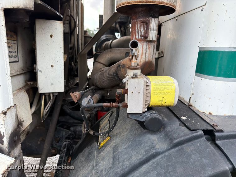 image for item ED5048 1999 Mack refuse truck