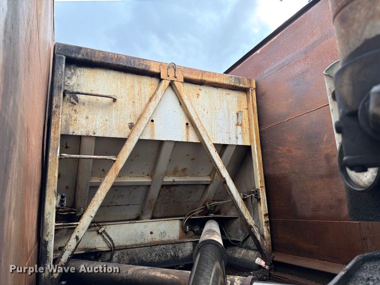 image for item ED5048 1999 Mack refuse truck