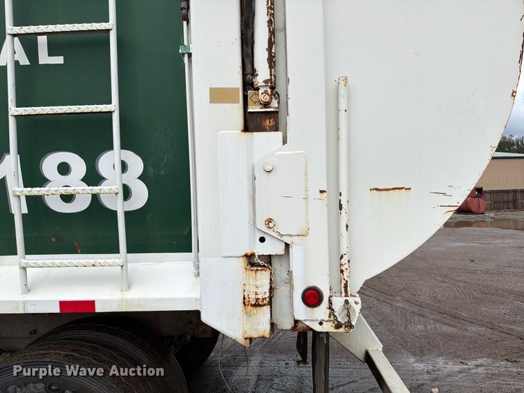 image for item ED5048 1999 Mack refuse truck