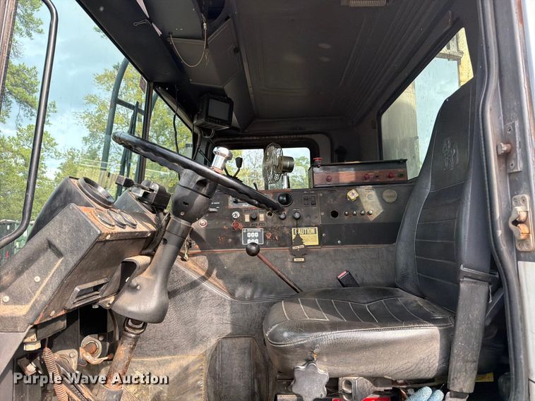 image for item ED5048 1999 Mack refuse truck