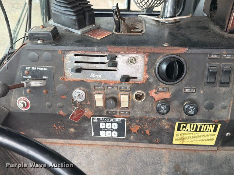 image for item ED5048 1999 Mack refuse truck