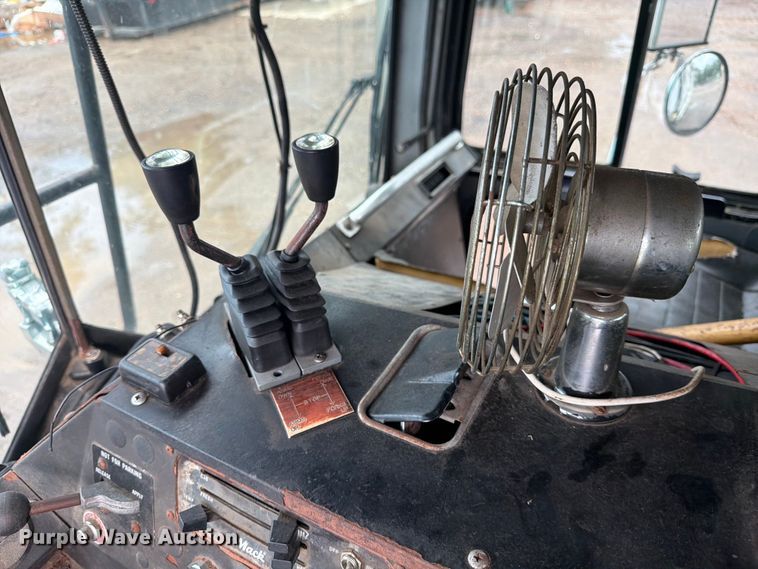 image for item ED5048 1999 Mack refuse truck