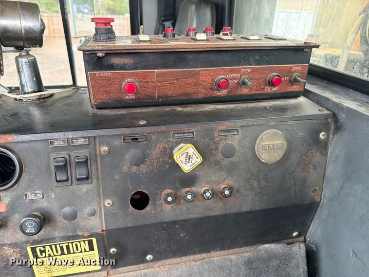 image for item ED5048 1999 Mack refuse truck