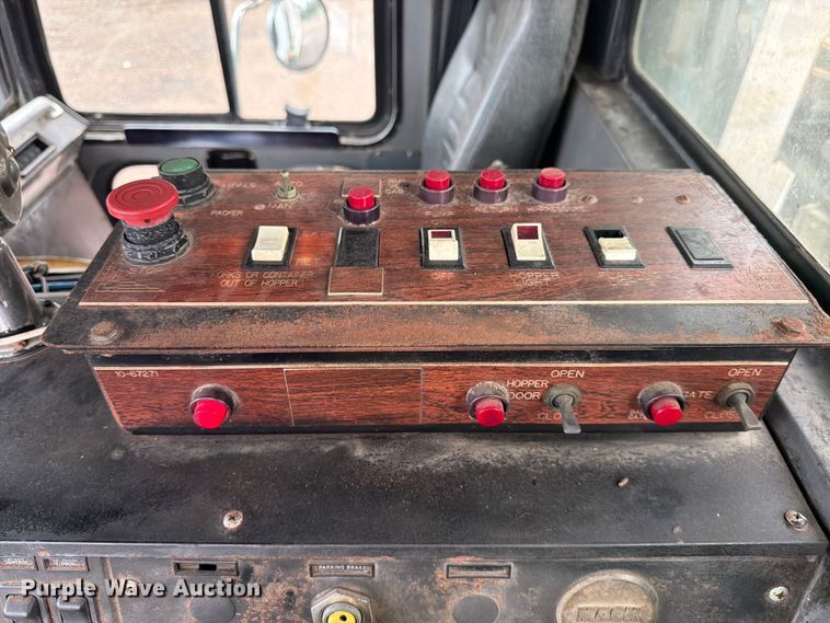 image for item ED5048 1999 Mack refuse truck