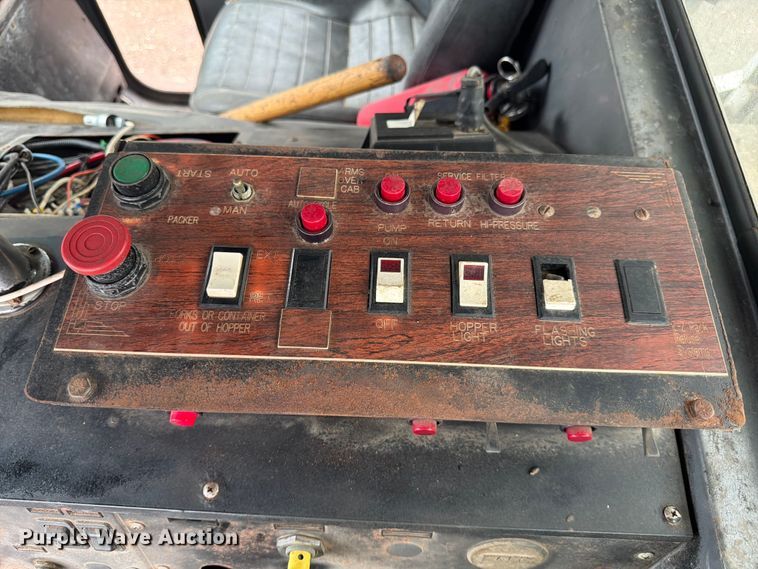 image for item ED5048 1999 Mack refuse truck