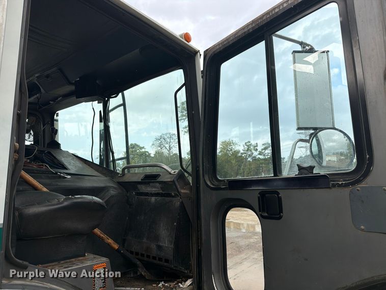 image for item ED5048 1999 Mack refuse truck