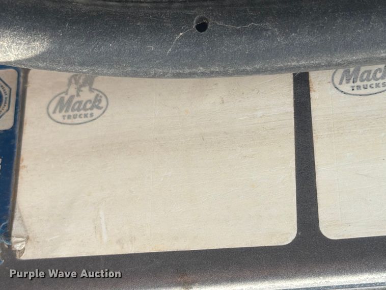 image for item ED5048 1999 Mack refuse truck