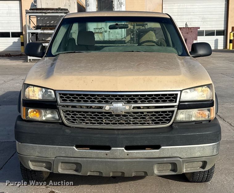 image for item EE3381 2005 Chevrolet Silverado 2500HD pickup truck
