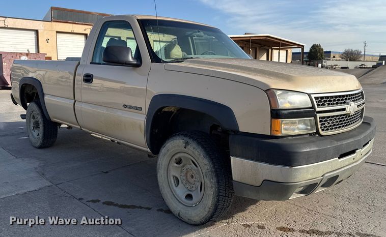 image for item EE3381 2005 Chevrolet Silverado 2500HD pickup truck