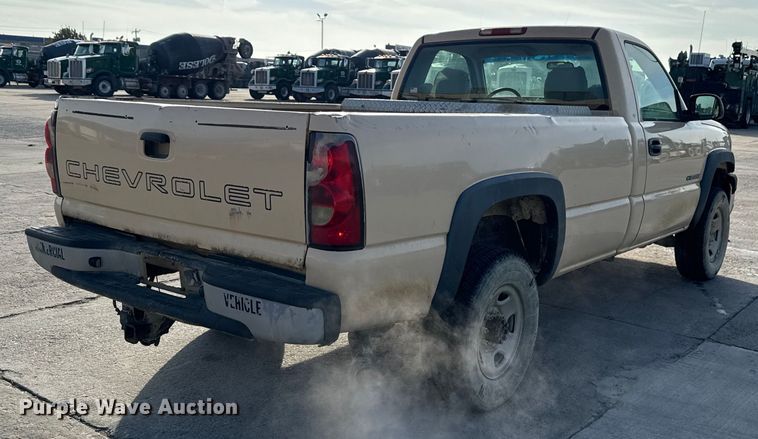 image for item EE3381 2005 Chevrolet Silverado 2500HD pickup truck