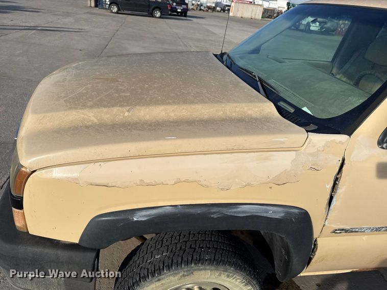 image for item EE3381 2005 Chevrolet Silverado 2500HD pickup truck