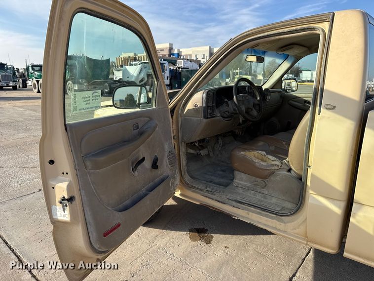 image for item EE3381 2005 Chevrolet Silverado 2500HD pickup truck