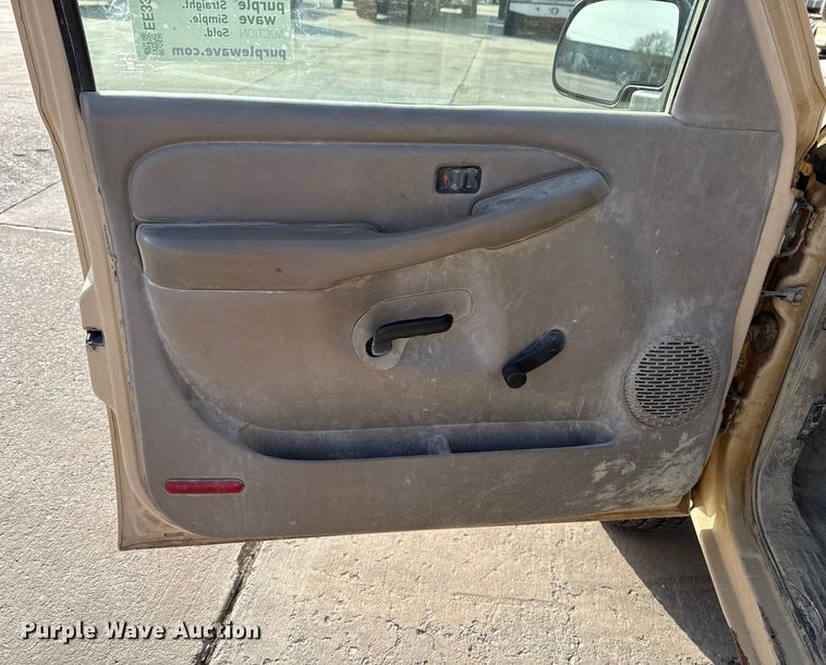 image for item EE3381 2005 Chevrolet Silverado 2500HD pickup truck