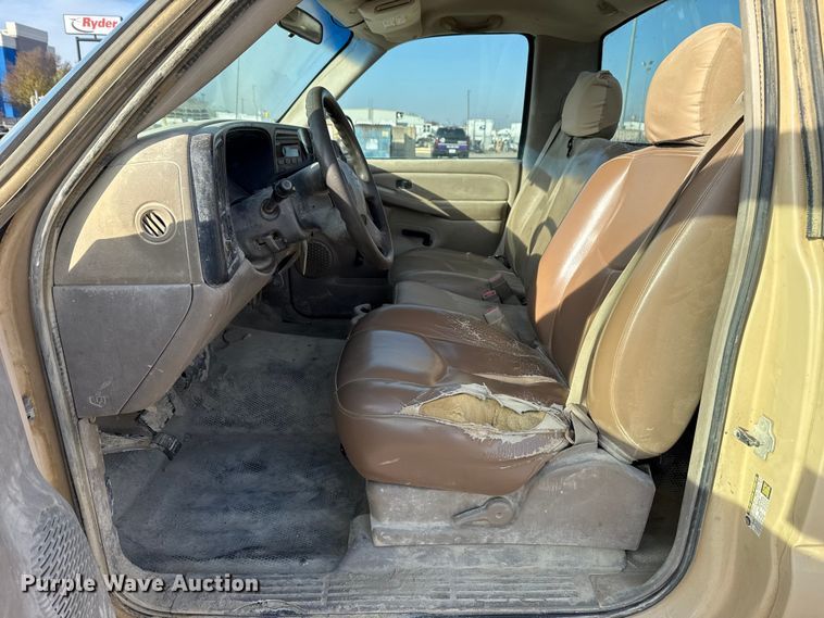 image for item EE3381 2005 Chevrolet Silverado 2500HD pickup truck