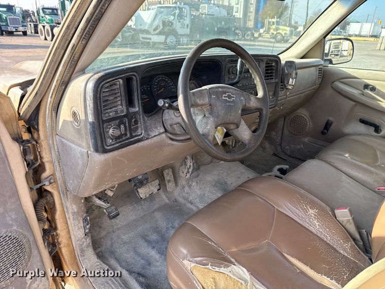 image for item EE3381 2005 Chevrolet Silverado 2500HD pickup truck