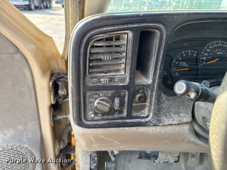 image for item EE3381 2005 Chevrolet Silverado 2500HD pickup truck