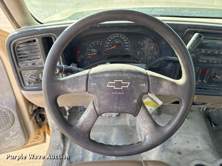 image for item EE3381 2005 Chevrolet Silverado 2500HD pickup truck