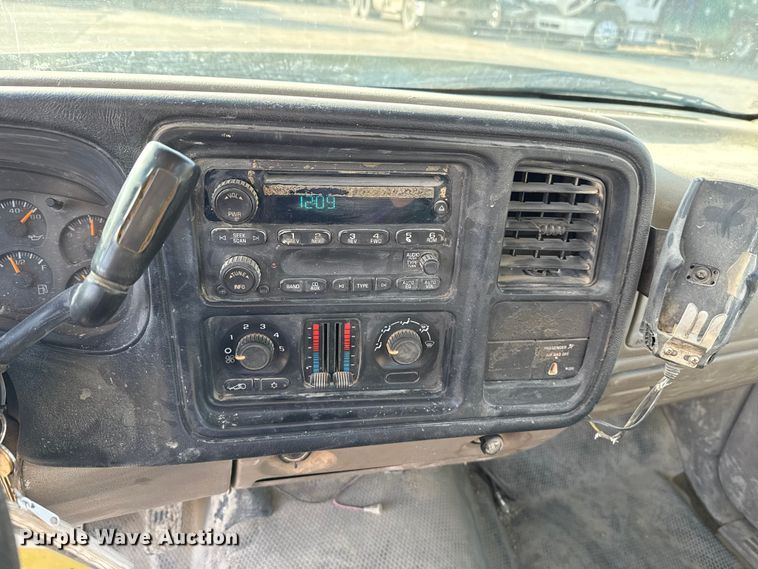 image for item EE3381 2005 Chevrolet Silverado 2500HD pickup truck