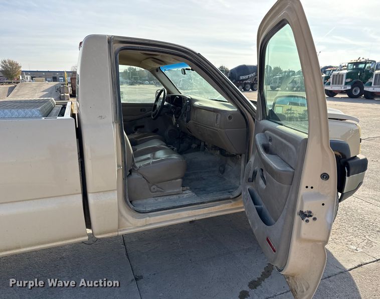 image for item EE3381 2005 Chevrolet Silverado 2500HD pickup truck