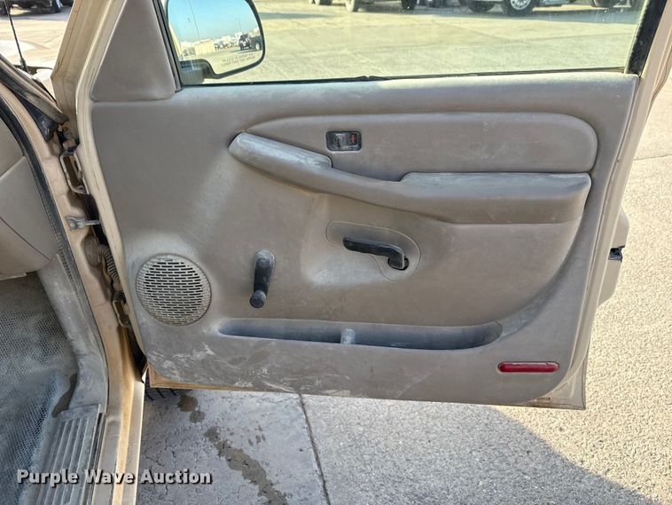 image for item EE3381 2005 Chevrolet Silverado 2500HD pickup truck