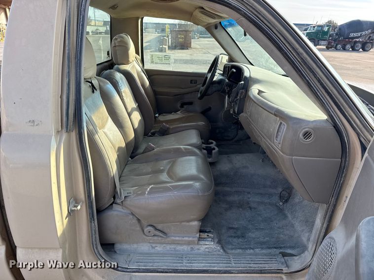 image for item EE3381 2005 Chevrolet Silverado 2500HD pickup truck