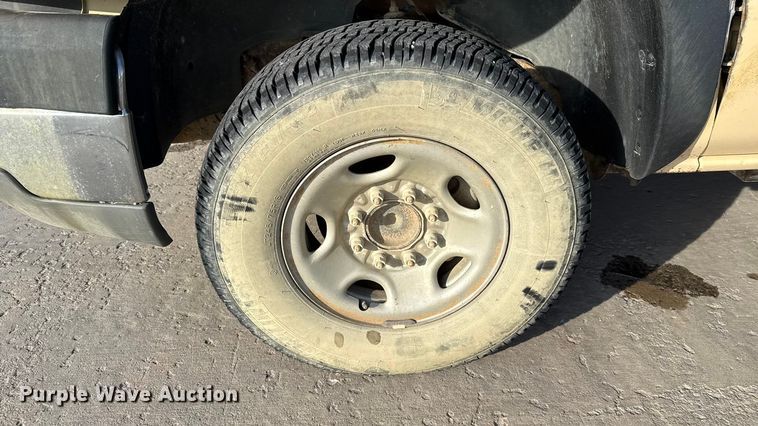 image for item EE3381 2005 Chevrolet Silverado 2500HD pickup truck