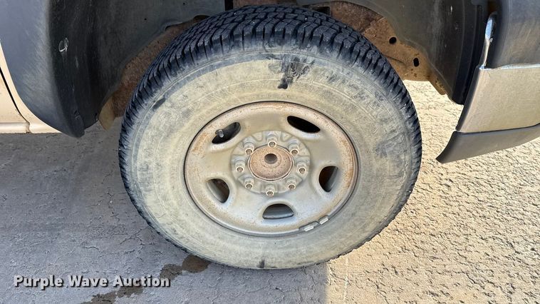 image for item EE3381 2005 Chevrolet Silverado 2500HD pickup truck