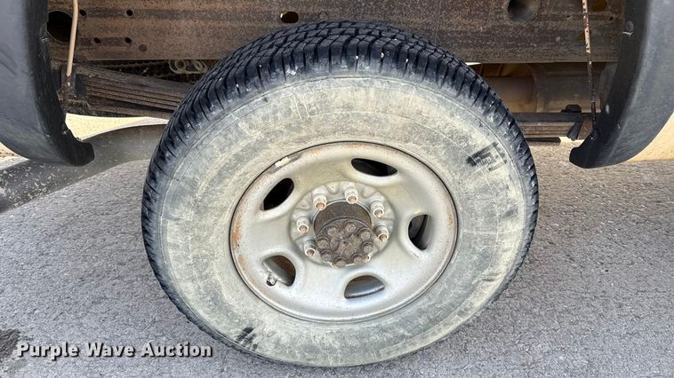 image for item EE3381 2005 Chevrolet Silverado 2500HD pickup truck