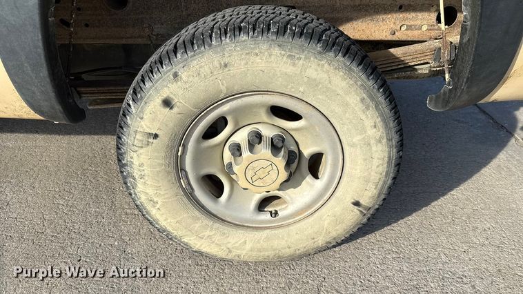 image for item EE3381 2005 Chevrolet Silverado 2500HD pickup truck