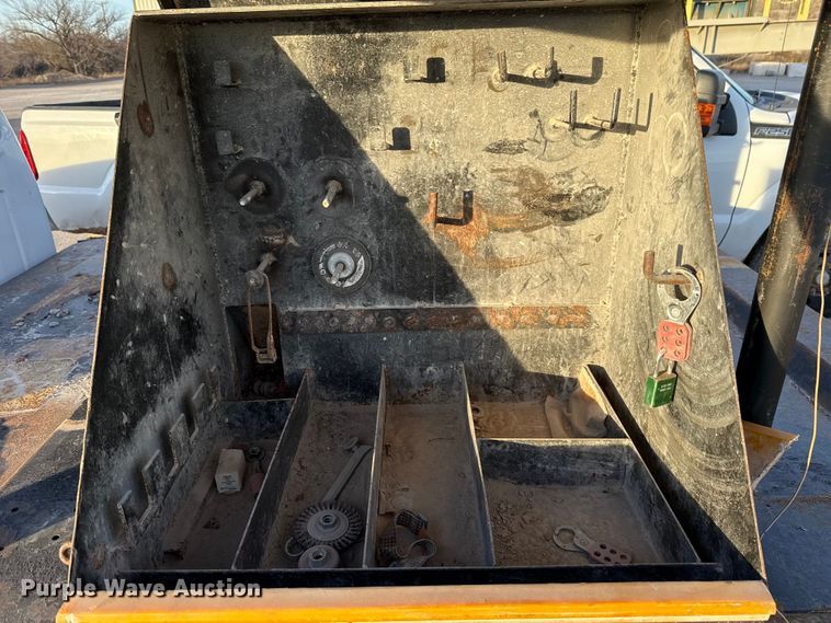 image for item EE3426 2016 Ford F350 flatbed pickup truck