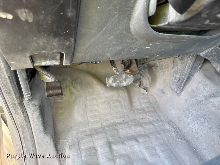 image for item EE3426 2016 Ford F350 flatbed pickup truck