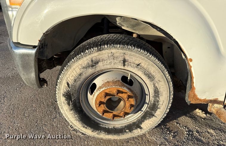 image for item EE3426 2016 Ford F350 flatbed pickup truck