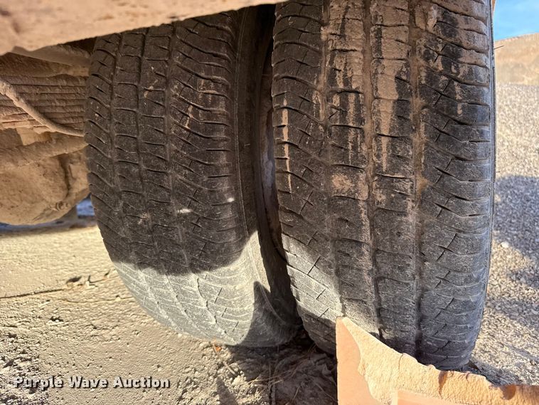 image for item EE3426 2016 Ford F350 flatbed pickup truck