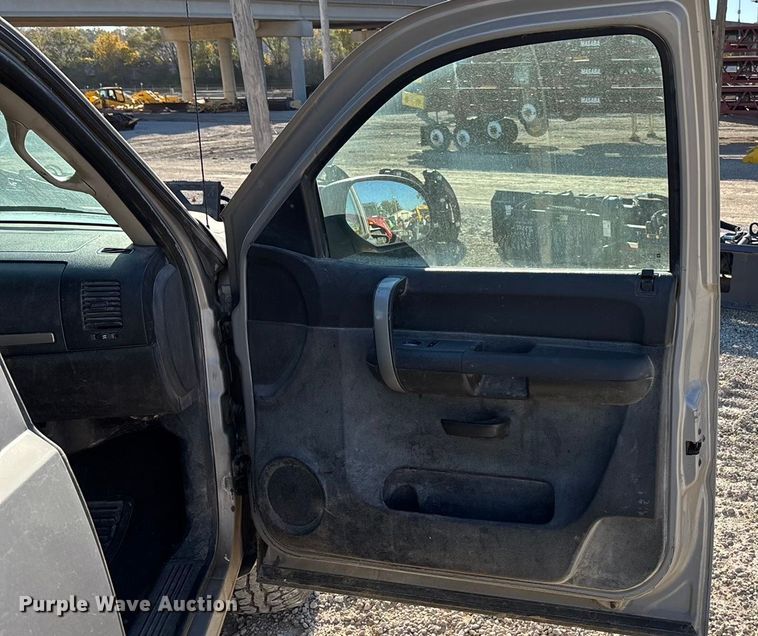 image for item EE4437 2007 GMC Sierra 1500 Ext. Cab pickup truck