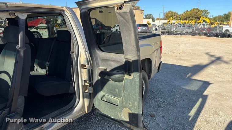 image for item EE4437 2007 GMC Sierra 1500 Ext. Cab pickup truck