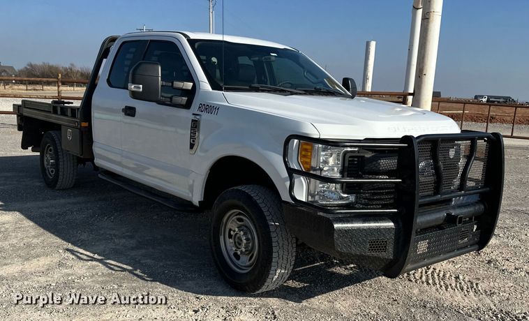 image for item EE4448 2017 Ford F250 Super Duty SuperCab bale bed pickup truck