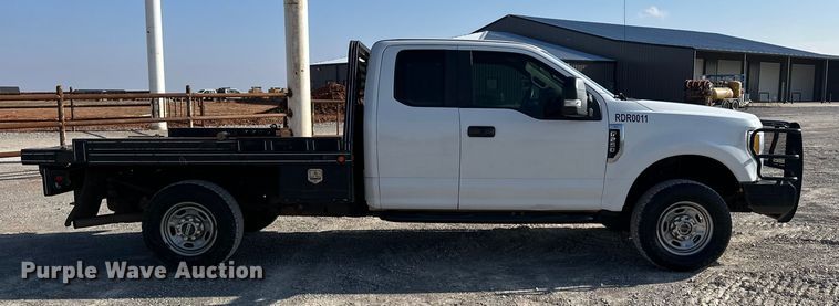 image for item EE4448 2017 Ford F250 Super Duty SuperCab bale bed pickup truck