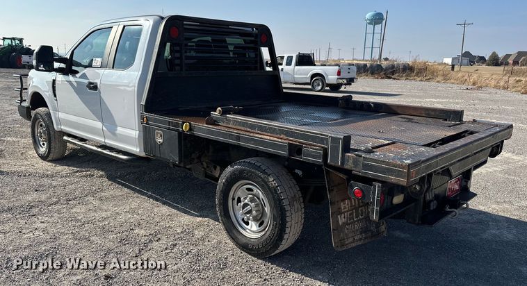 image for item EE4448 2017 Ford F250 Super Duty SuperCab bale bed pickup truck