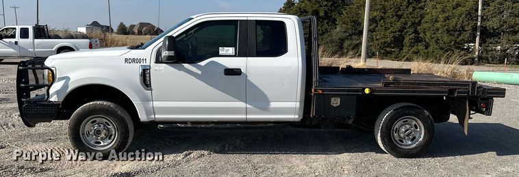 image for item EE4448 2017 Ford F250 Super Duty SuperCab bale bed pickup truck