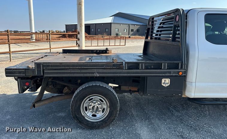 image for item EE4448 2017 Ford F250 Super Duty SuperCab bale bed pickup truck