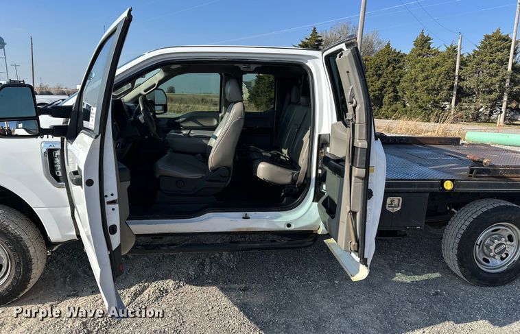 image for item EE4448 2017 Ford F250 Super Duty SuperCab bale bed pickup truck