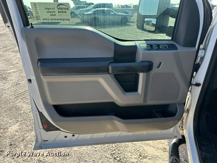 image for item EE4448 2017 Ford F250 Super Duty SuperCab bale bed pickup truck