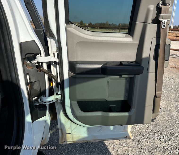 image for item EE4448 2017 Ford F250 Super Duty SuperCab bale bed pickup truck