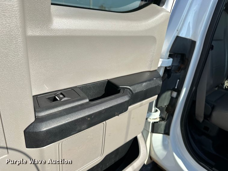 image for item EE4448 2017 Ford F250 Super Duty SuperCab bale bed pickup truck