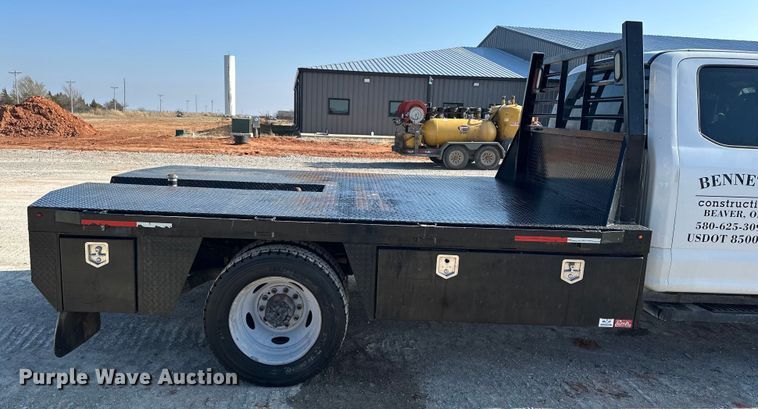 image for item EE4452 2017 Ford F550 SuperCab flatbed truck