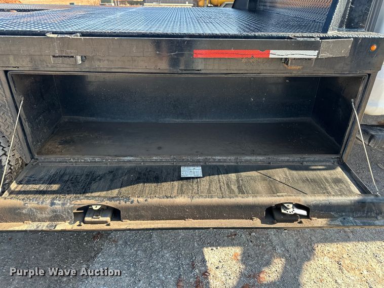 image for item EE4452 2017 Ford F550 SuperCab flatbed truck