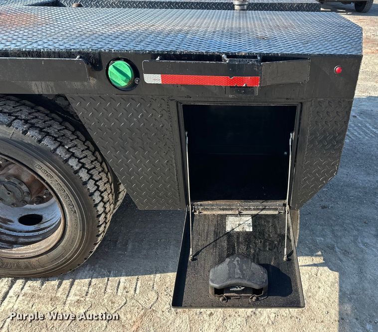 image for item EE4452 2017 Ford F550 SuperCab flatbed truck