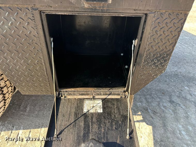 image for item EE4452 2017 Ford F550 SuperCab flatbed truck