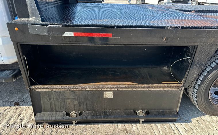 image for item EE4452 2017 Ford F550 SuperCab flatbed truck