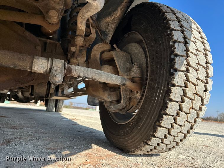 image for item EE4452 2017 Ford F550 SuperCab flatbed truck